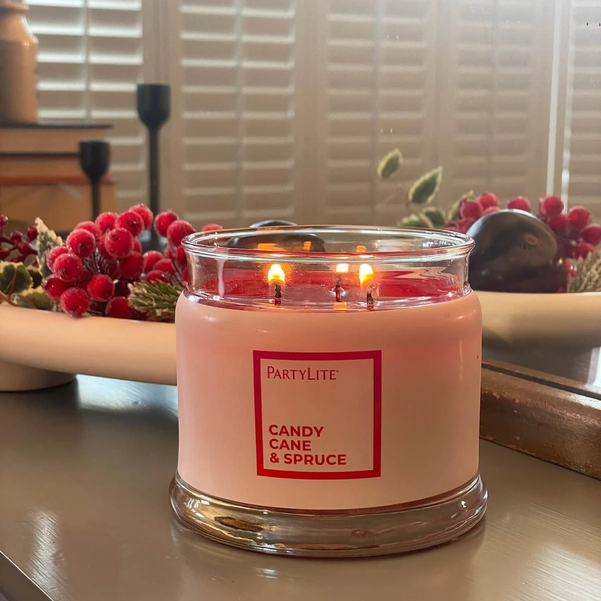 Pot à Bougie 3 Mèches Candy Cane & Spruce 3 Pot à Bougie 3 Mèches Candy Cane & Spruce – Image 3