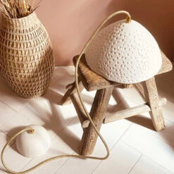 Suspension Domnine Avec Rosace En Porcelaine - Myriam Aït Amar -Décoration Intérieur suspension domnine avec rosace en porcelaine myriam ait amar 3