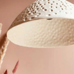 Suspension Domnine Avec Rosace En Porcelaine - Myriam Aït Amar -Décoration Intérieur suspension domnine avec rosace en porcelaine myriam ait amar 5